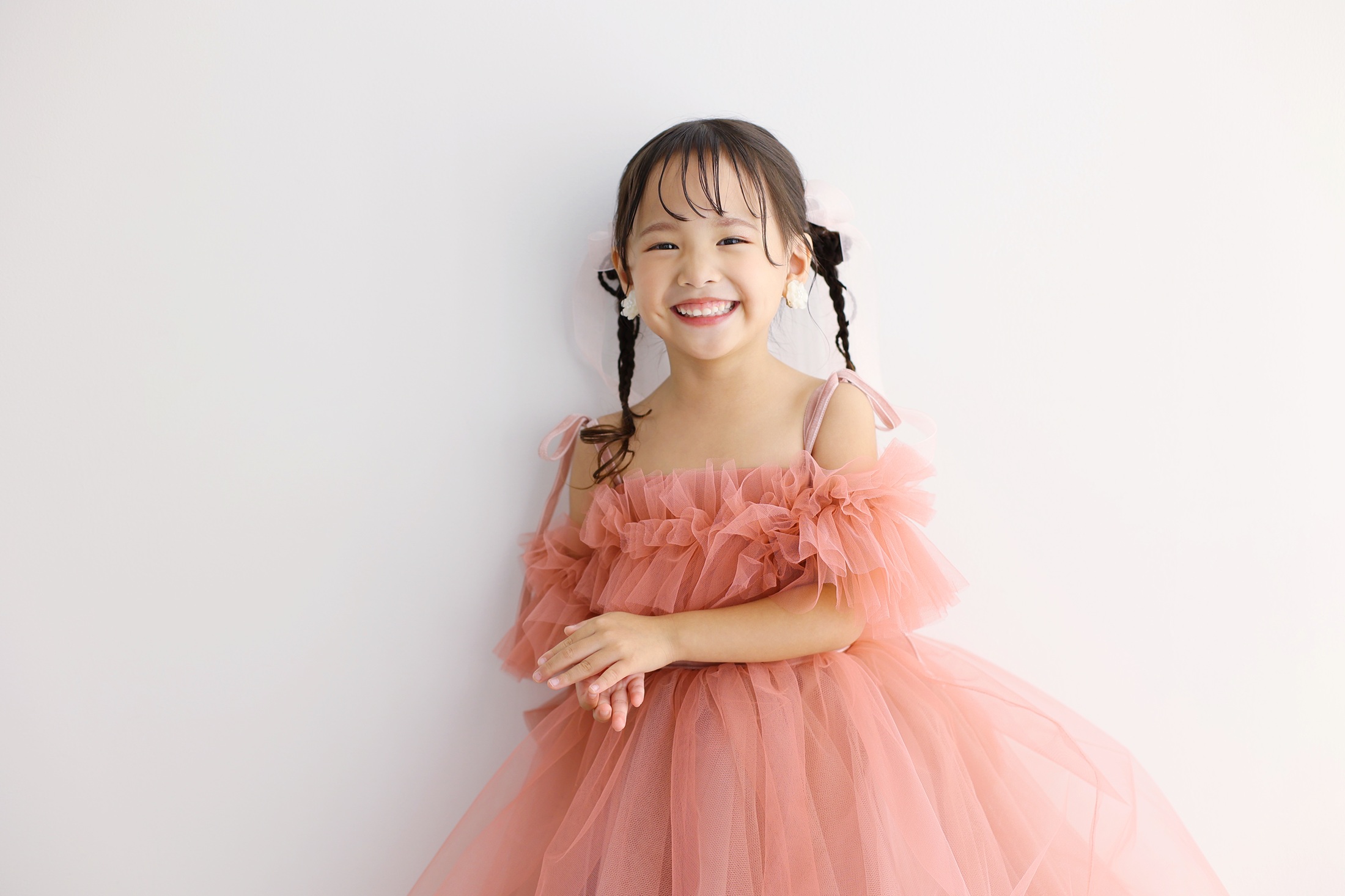 七五三の撮影でSTUDIOARCオリジナルドレスを着て撮影する３歳の女の子。トレンドのナチュラルカラーのドレスが人気。掲載店舗：STUDIOARCららぽーと安城店／愛知県安城市大東町9番30号 ららぽーと安城 1F
