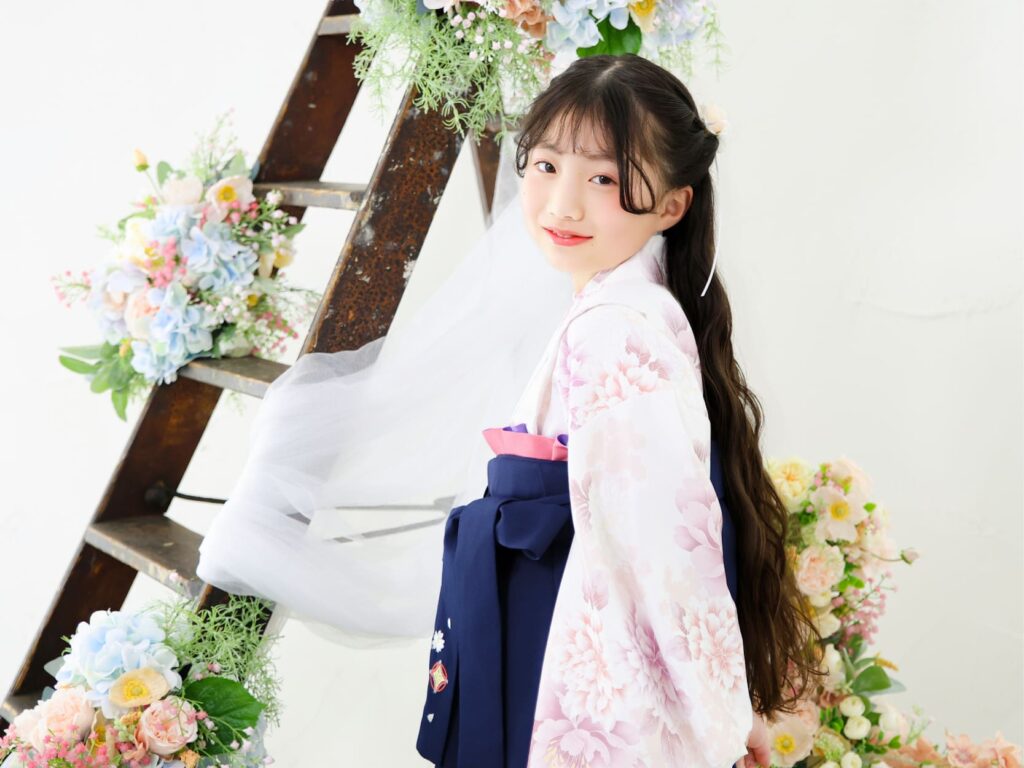 卒業式で着用する華やかな袴姿の女の子