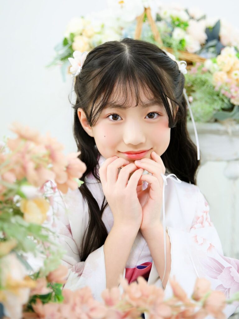 卒業式で着用する華やかな袴姿の女の子