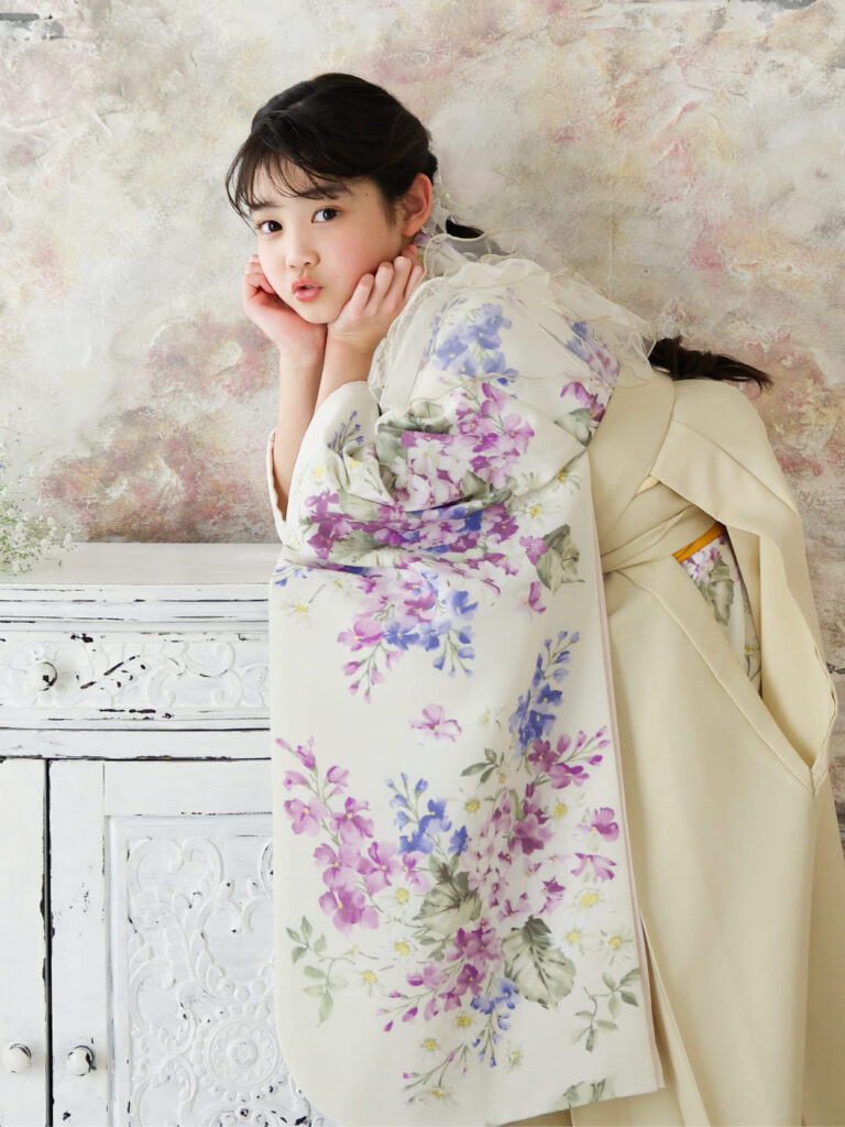卒業式で着用する華やかな袴姿の女の子