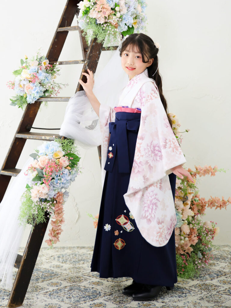 卒業式で着用する華やかな袴姿の女の子