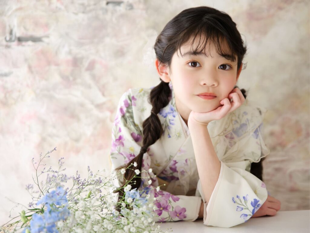 卒業式で着用する華やかな袴姿の女の子