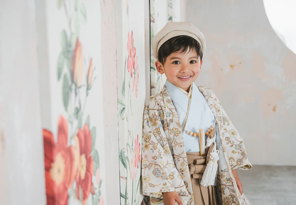 STUDIO ARCの七五三撮影ギャラリー、花の壁を背景にベレー帽姿の男の子