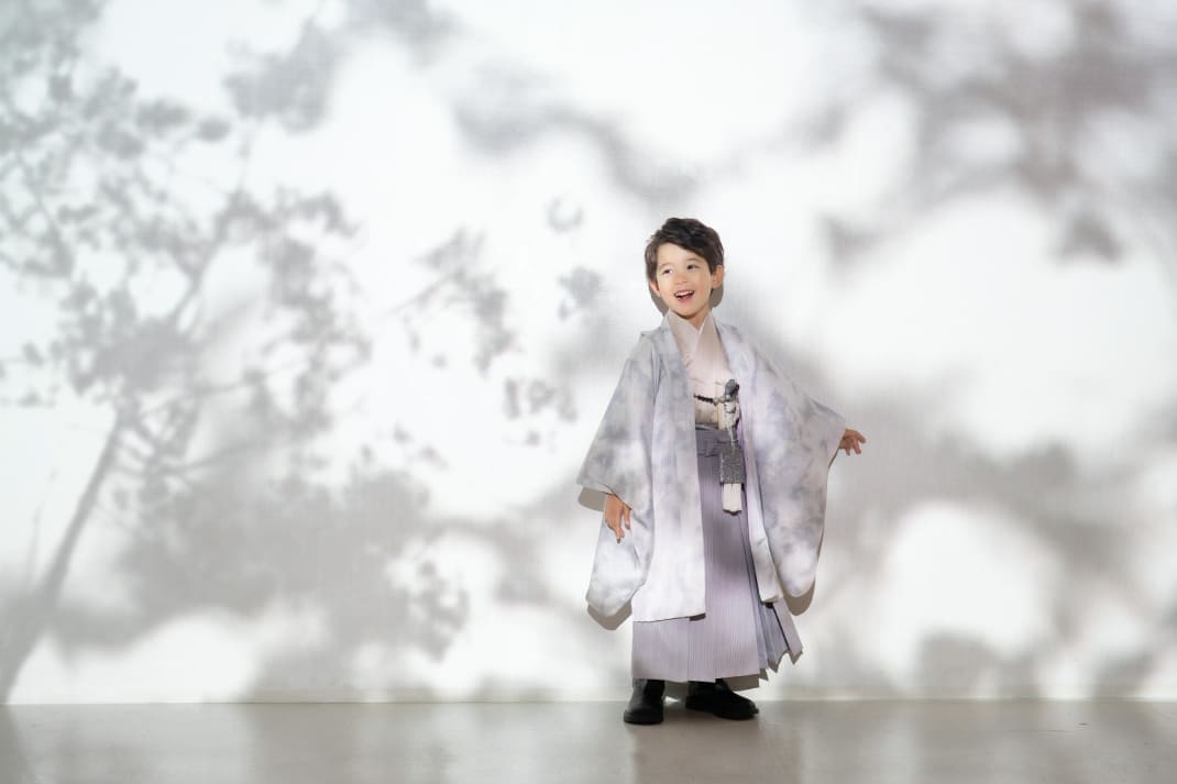 STUDIO ARCの七五三撮影ギャラリー、木漏れ日の中で羽織袴姿の男の子