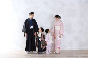 七五三は何歳?男の子・女の子の年齢、時期・服装を解説 STUDIO ARCの七五三撮影、黒紋付袴の父・ピンク着物の母・兄妹4人家族の記念写真