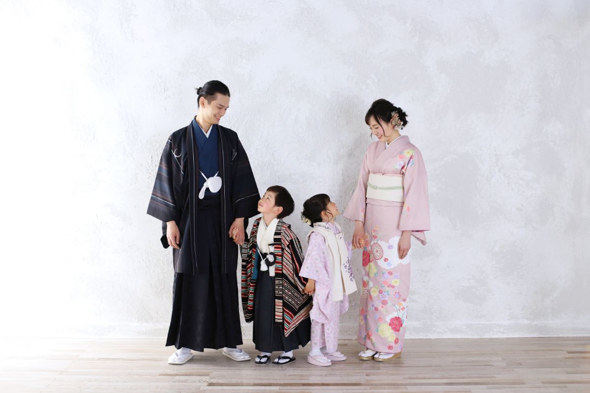 STUDIO ARCの七五三撮影、黒紋付袴の父・ピンク着物の母・兄妹4人家族の記念写真