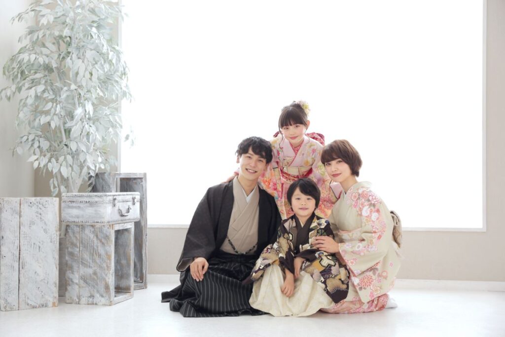 STUDIO ARCの七五三撮影、白背景スタジオで着物姿の家族4人の記念写真