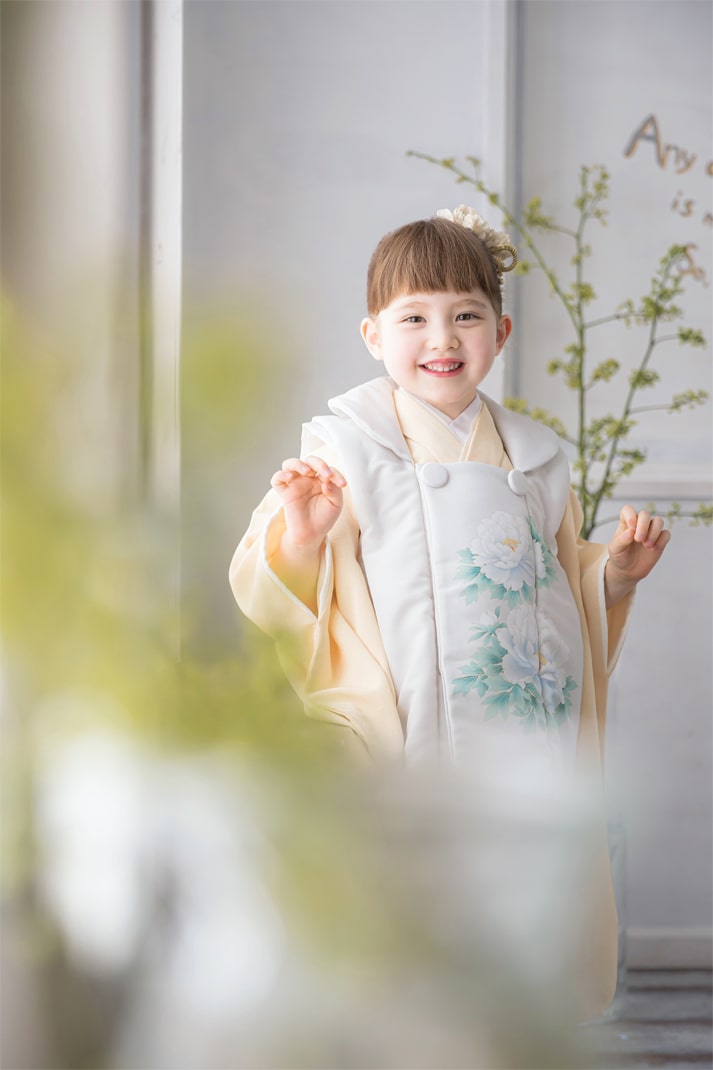 STUDIO ARCの七五三撮影ギャラリー、白い被布姿の3歳の女の子