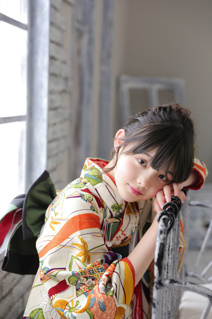STUDIO ARCの七五三撮影ギャラリー、窓辺で微笑む花柄着物姿の女の子