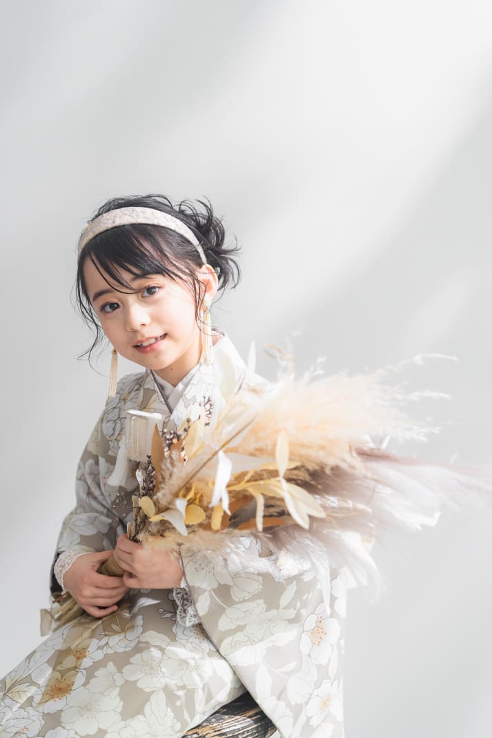 STUDIO ARCの七五三撮影ギャラリー、着物姿でドライフラワーを持つ女の子