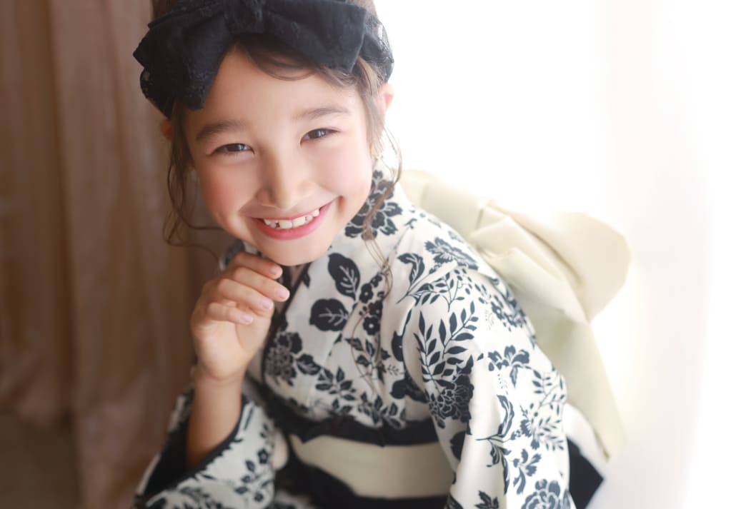 STUDIO ARCの七五三撮影ギャラリー、モノトーン花柄着物に黒リボンの女の子