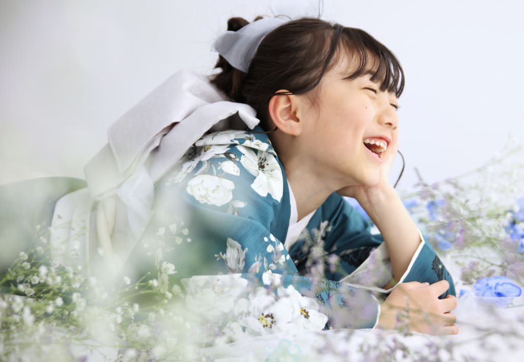 STUDIO ARCの七五三撮影ギャラリー、小花に囲まれて笑う着物姿の女の子