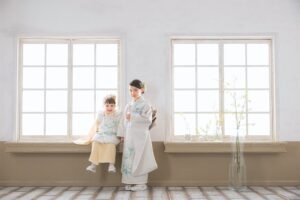 女の子の七五三|3歳と7歳の違い・衣装と準備 STUDIO ARCの七五三撮影ギャラリー、明るい窓辺で並ぶ着物姿の姉妹