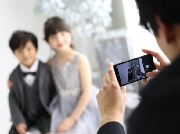 STUDIO ARCの七五三撮影、保護者がスマートフォンで子供を撮影する様子