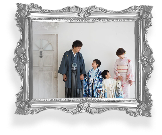 シルバーフレームに入った着物姿の家族4人の写真