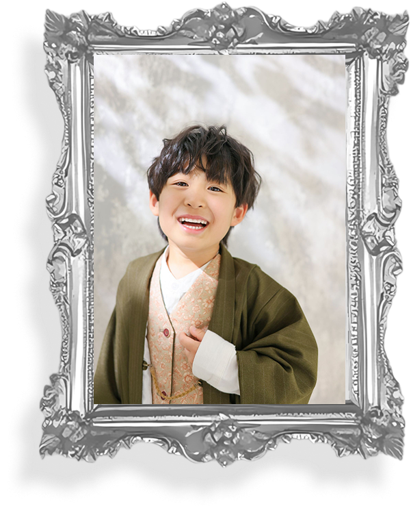 七五三のカーキ色着物を着た笑顔の男の子