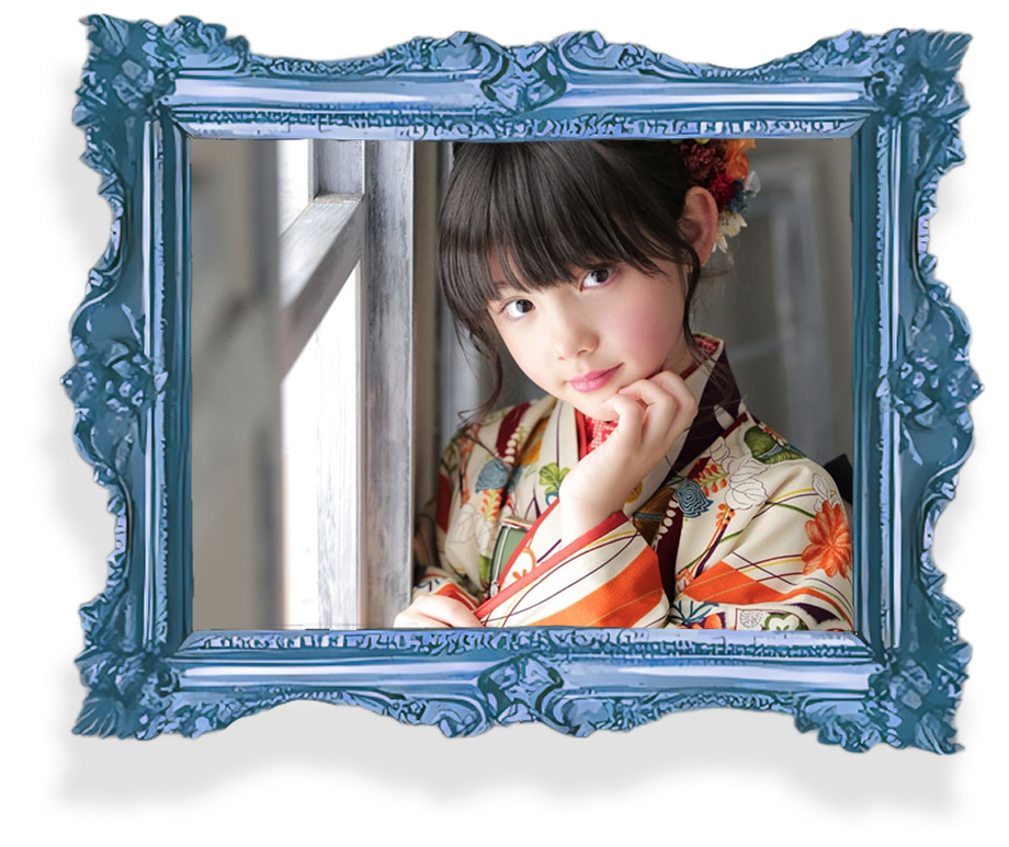 青いフレームに入った色鮮やかな着物姿の女の子の写真