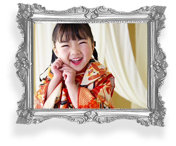 シルバーフレームに入った赤い着物姿の女の子の写真