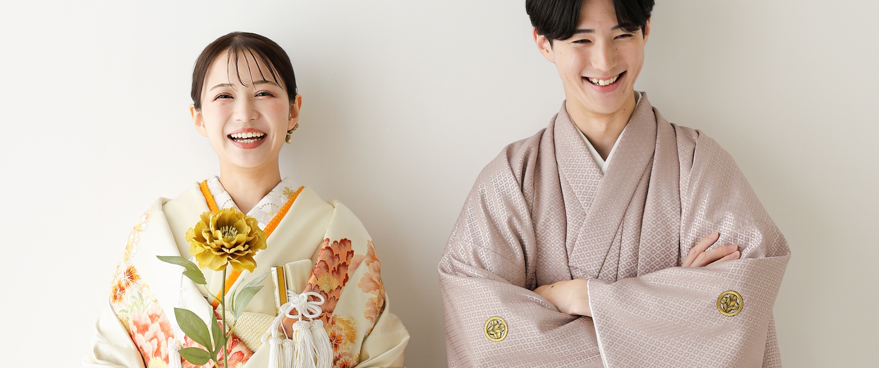 スタジオ撮影をする色打掛の新婦と袴姿の新郎