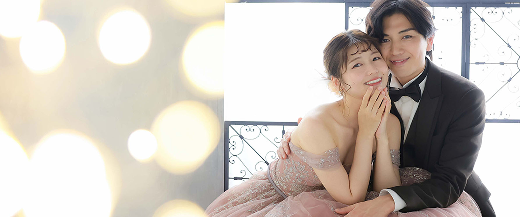 ウェディングカラードレスの新婦とタキシード姿の新郎