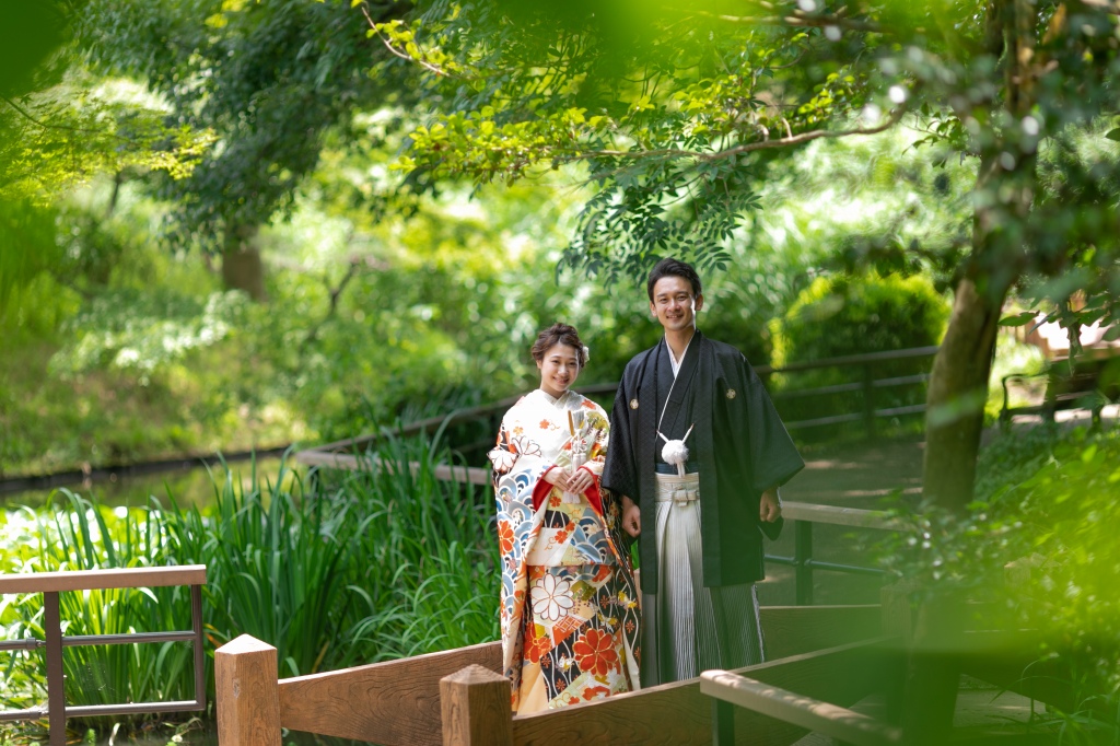久良岐公園での結婚式の前撮り写真で和装を着て撮影している新郎・新婦様。新緑の時期や紅葉など、様々な季節で人気のロケーション地。撮影店舗：STUDIOARC横浜店　神奈川県横浜市中区山下町84-5 メトロタワー山下町 4F