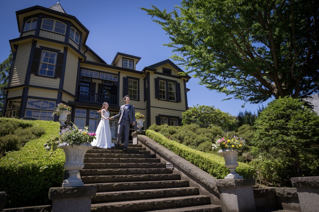 山手イタリア山庭園でウェディングフォトを撮影される新郎新婦様。トレンドの洋館でのフォトウェディング。ウェディングドレスとタキシードでの撮影が人気。撮影店舗：STUDIOARC横浜店　神奈川県横浜市中区山下町84-5 メトロタワー山下町 4F
