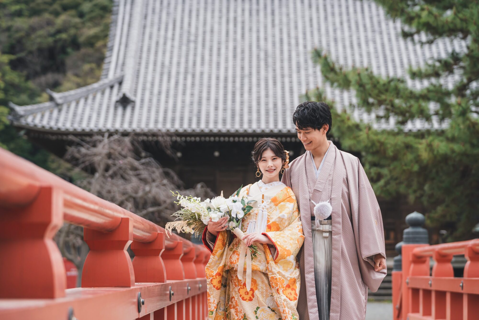 称名寺で結婚式の前撮りとして和装を着て撮影される新郎新婦様。王道の和装ロケーションとして人気。撮影店舗：STUDIOARC横浜店　神奈川県横浜市中区山下町84-5 メトロタワー山下町 4F