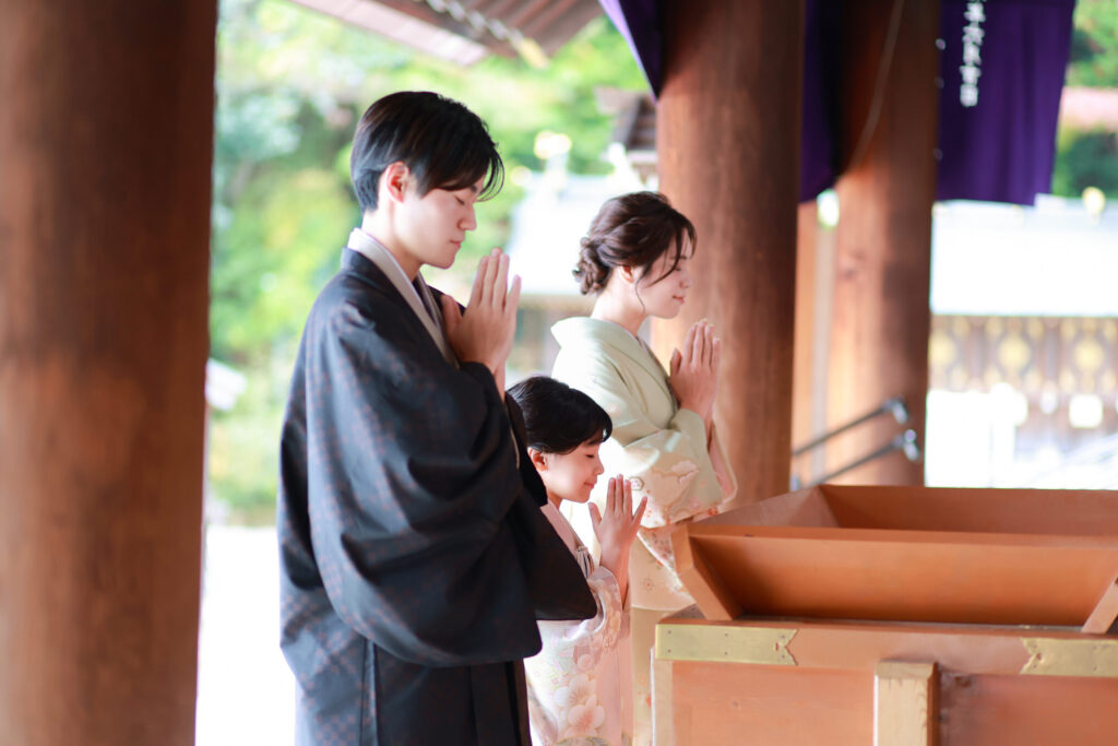 七五三撮影で家族と一緒に笑顔で写る子どもの記念写真