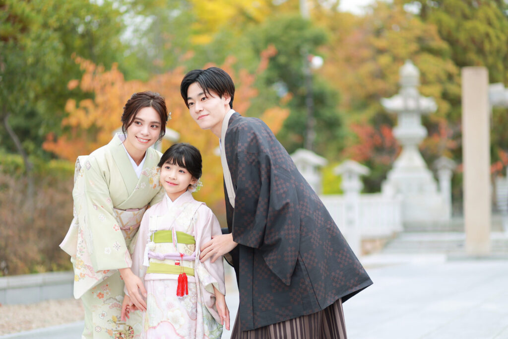 七五三撮影で家族と一緒に笑顔で写る子どもの記念写真