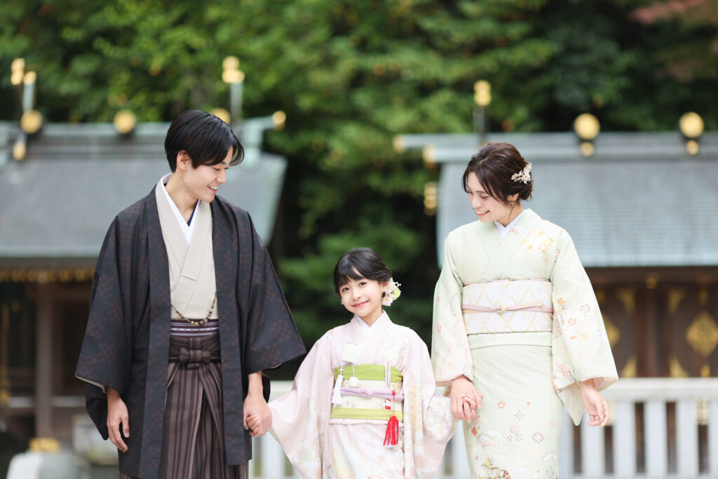七五三撮影で家族と一緒に笑顔で写る子どもの記念写真