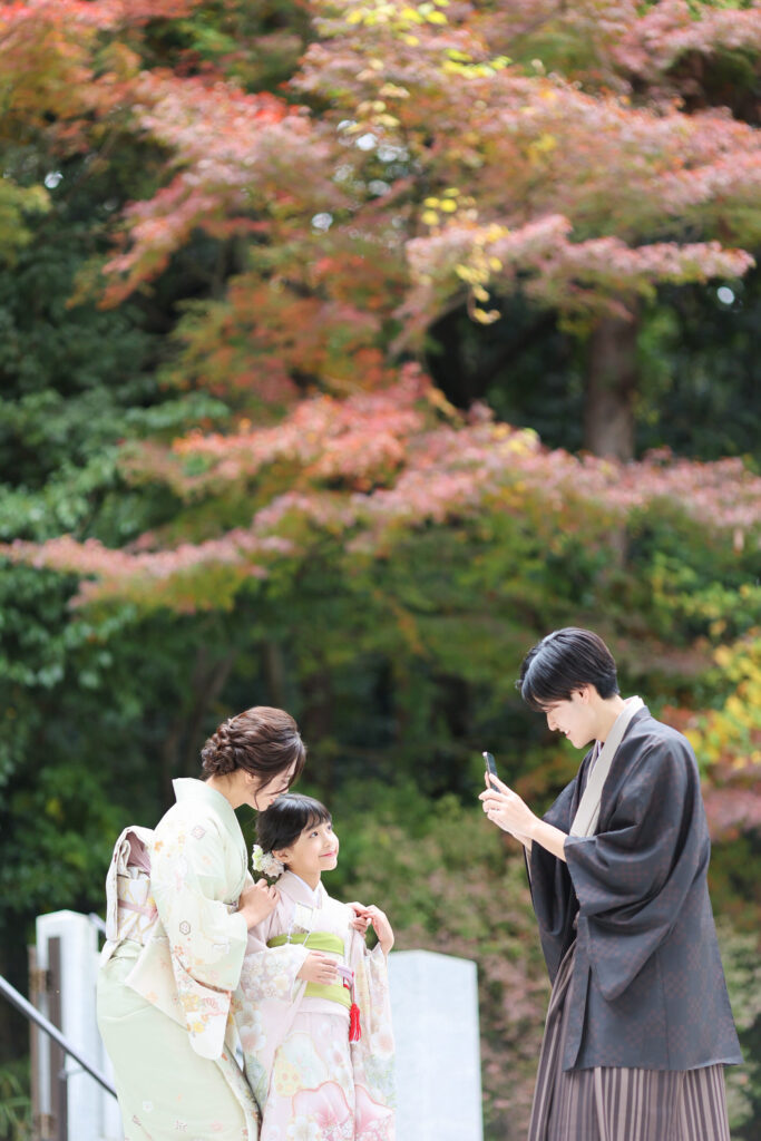 七五三撮影で家族と一緒に笑顔で写る子どもの記念写真