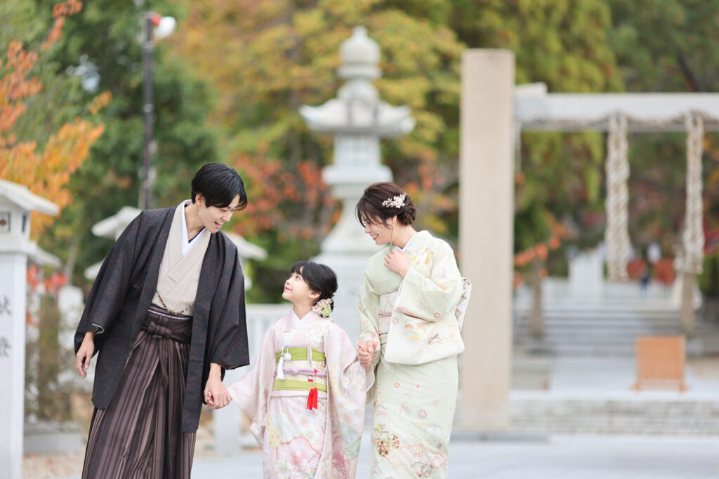 七五三撮影で家族と一緒に笑顔で写る子どもの記念写真