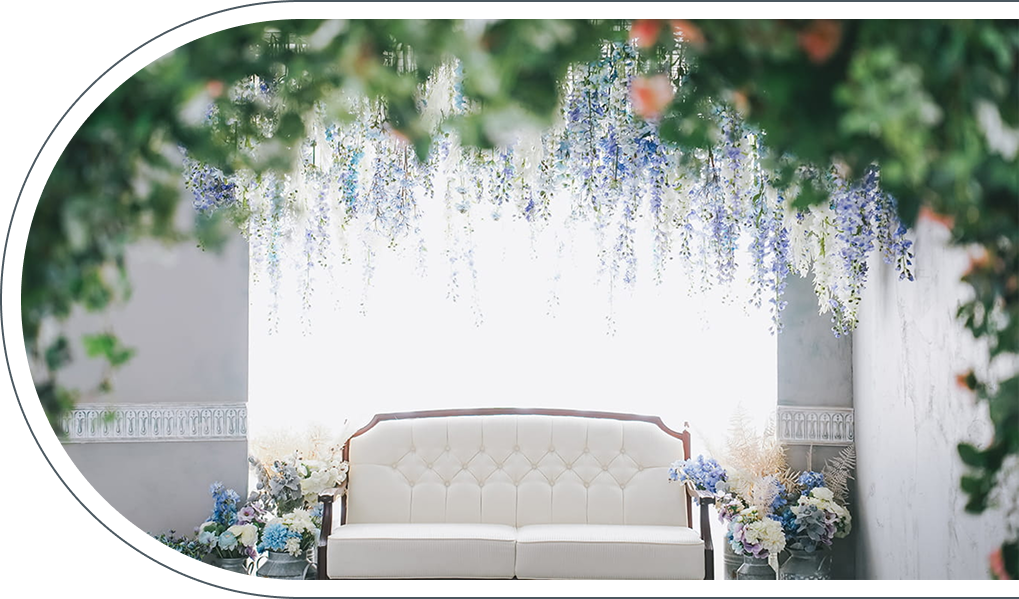 スタジオアーク芝Parkside STUDIO店のディスプレイ、青い藤の花が垂れる白いソファと逆光の窓