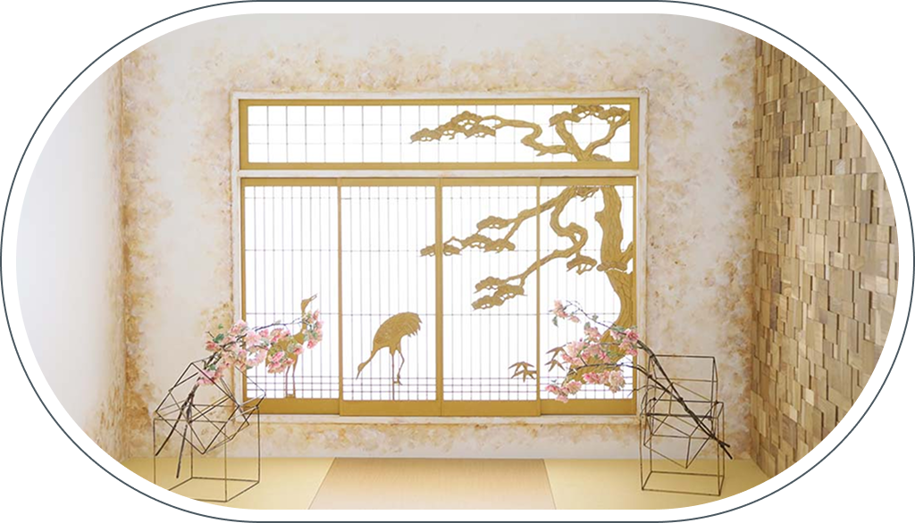 セブンパーク天美店のディスプレイ、鶴と松があしらわれた金色の格子戸と桜の装飾
