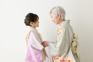 七五三の祖父母必見!服装・マナー・お祝い費用のポイント 祖母と孫が着物姿で寄り添う七五三の記念写真