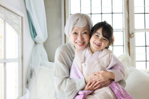 七五三を祖父母からプレゼント!孫と残す家族写真3つの魅力 七五三の女の子と祖母が笑顔で過ごす家族写真