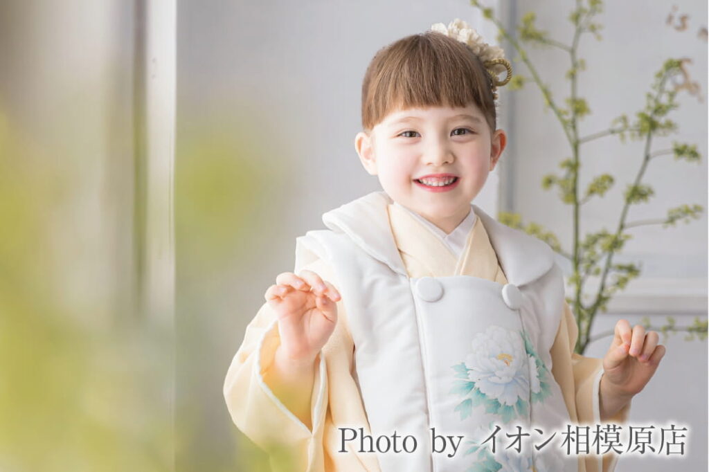 七五三の女の子が被布を着て笑顔で立つ写真|STUDIO ARCイオン相模原店