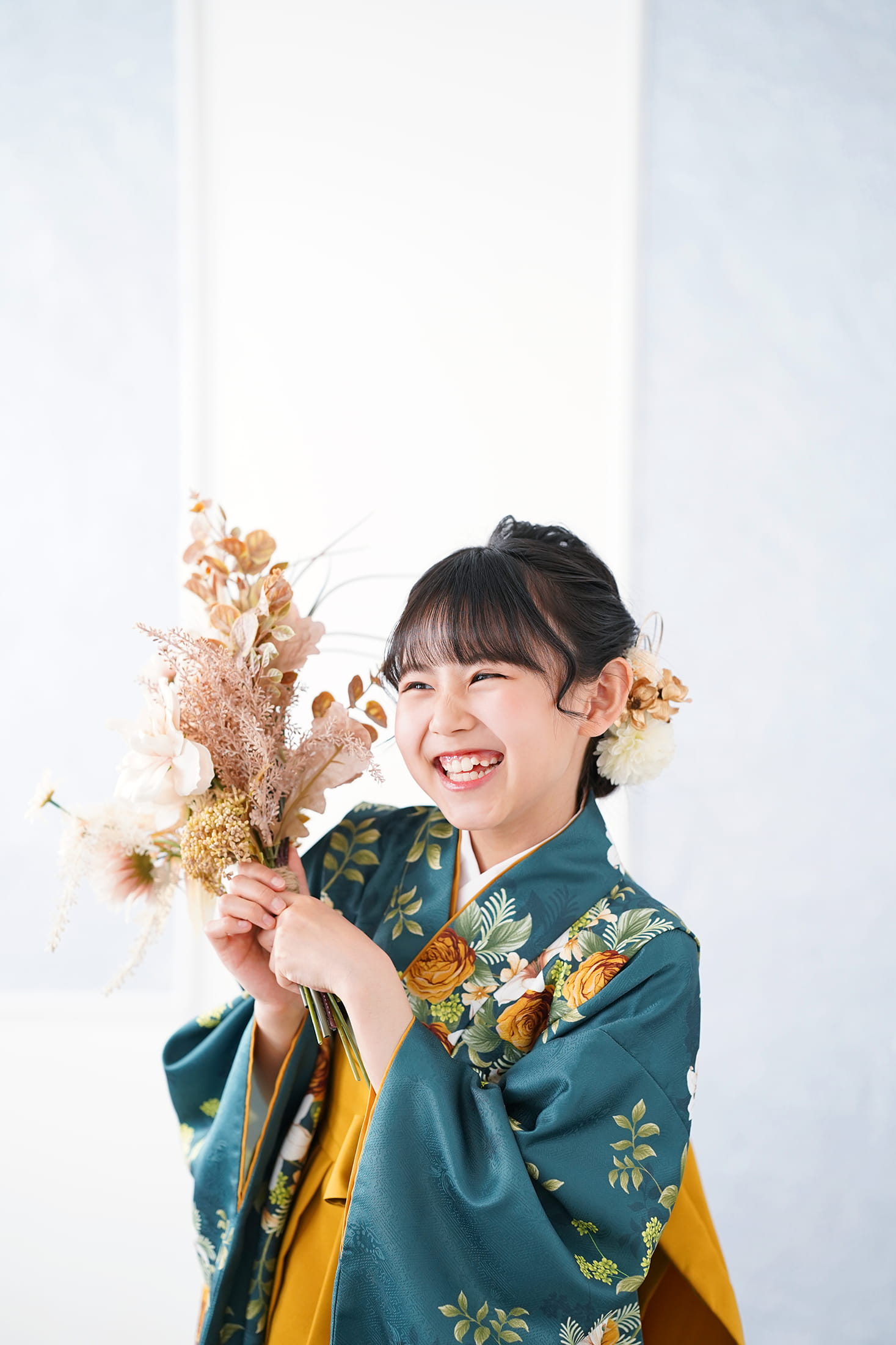 花束を持って笑顔を見せる女の子の卒業袴姿
