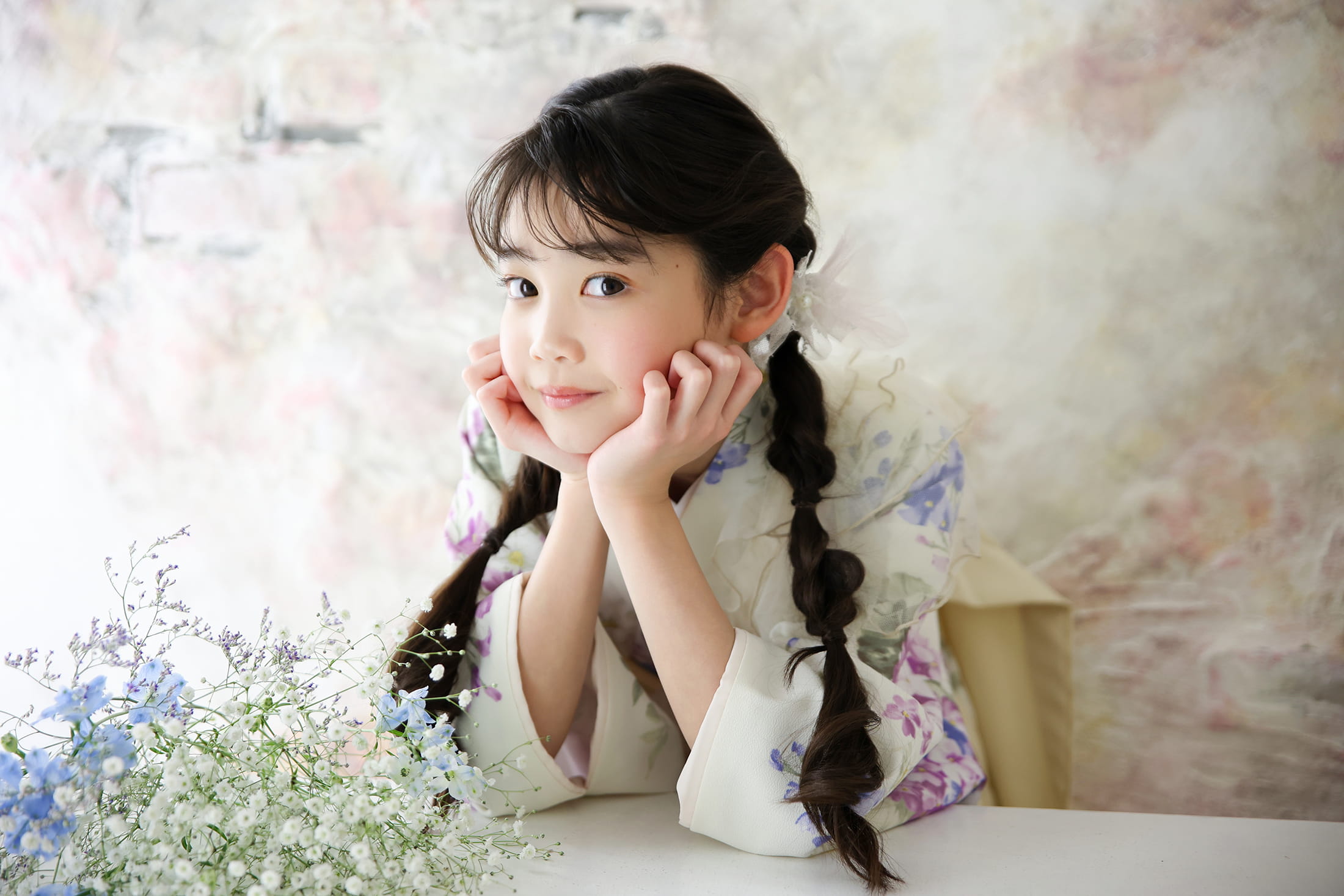 花束を前に頬杖をつく女の子の卒業袴姿
