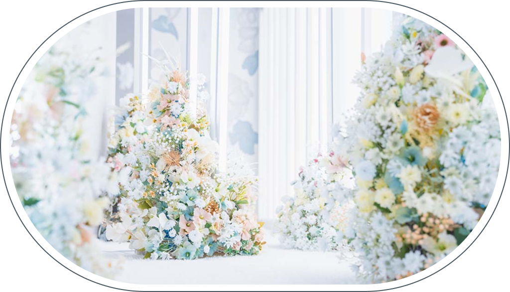 スタジオアークららぽーと立川立飛店のディスプレイ、白やパステルカラーの花々が並ぶ通路と白いカーテン
