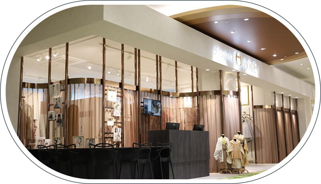 スタジオアークららぽーと門真店の店舗入口、受付カウンターと着物を着たマネキンが並ぶ様子