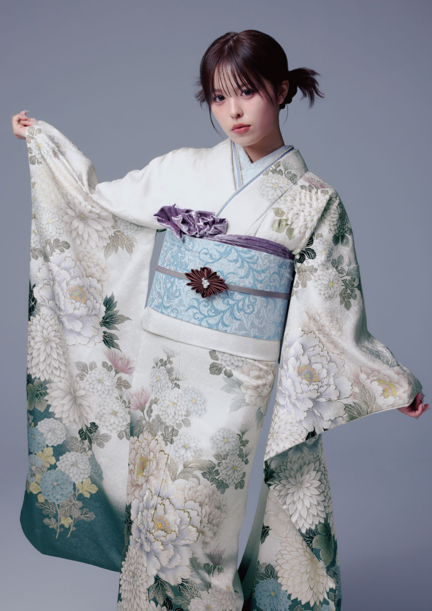 osaki 白地に牡丹や菊が描かれ裾が深緑にぼかされた振袖に水色の袋帯と紫の帯揚げを合わせたコーディネート
