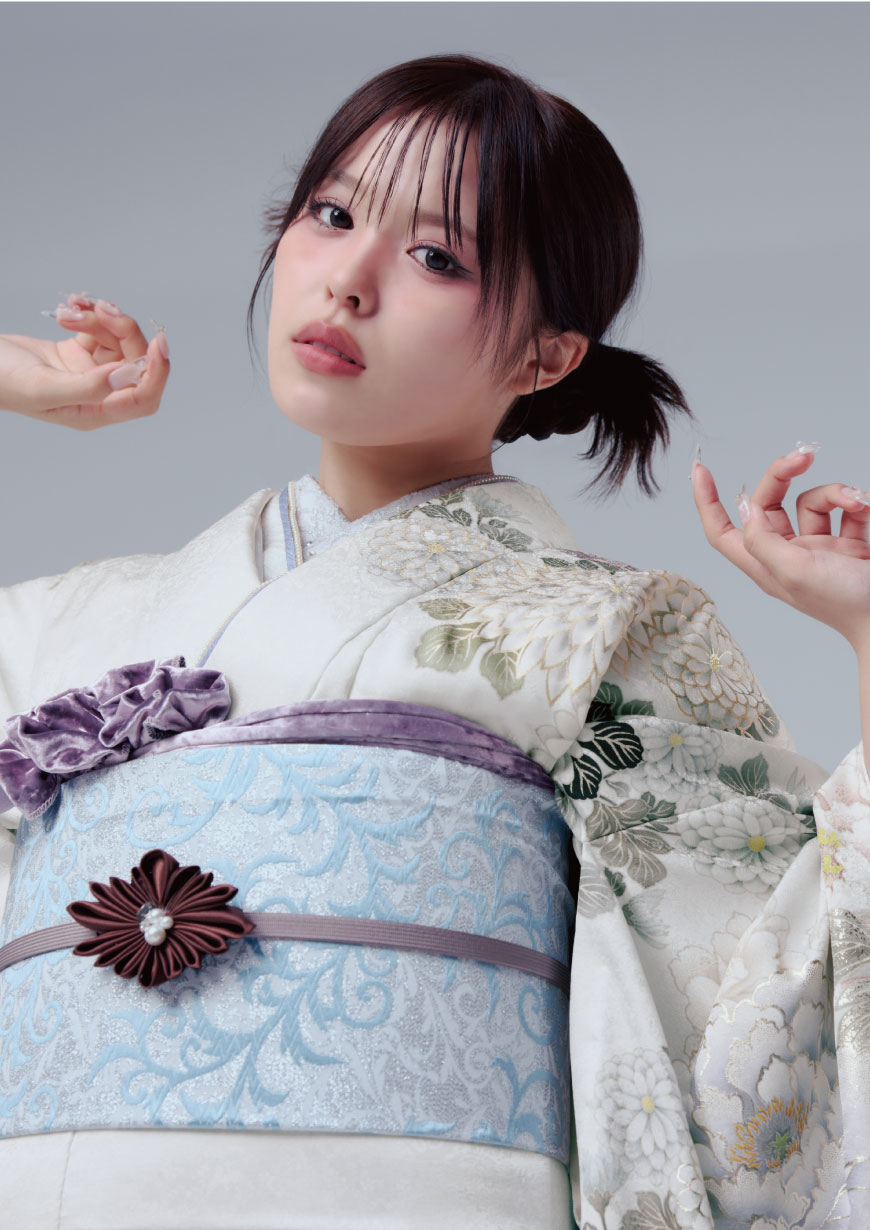 osaki 白地に牡丹や菊が描かれ裾が深緑にぼかされた振袖に水色の袋帯と紫の帯揚げを合わせたコーディネート