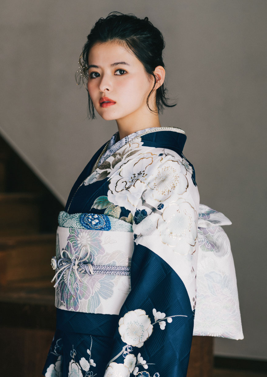 Old&New 紺色の地に白と水色の牡丹や梅が描かれた振袖に白いパステル花柄の袋帯を合わせたコーディネート