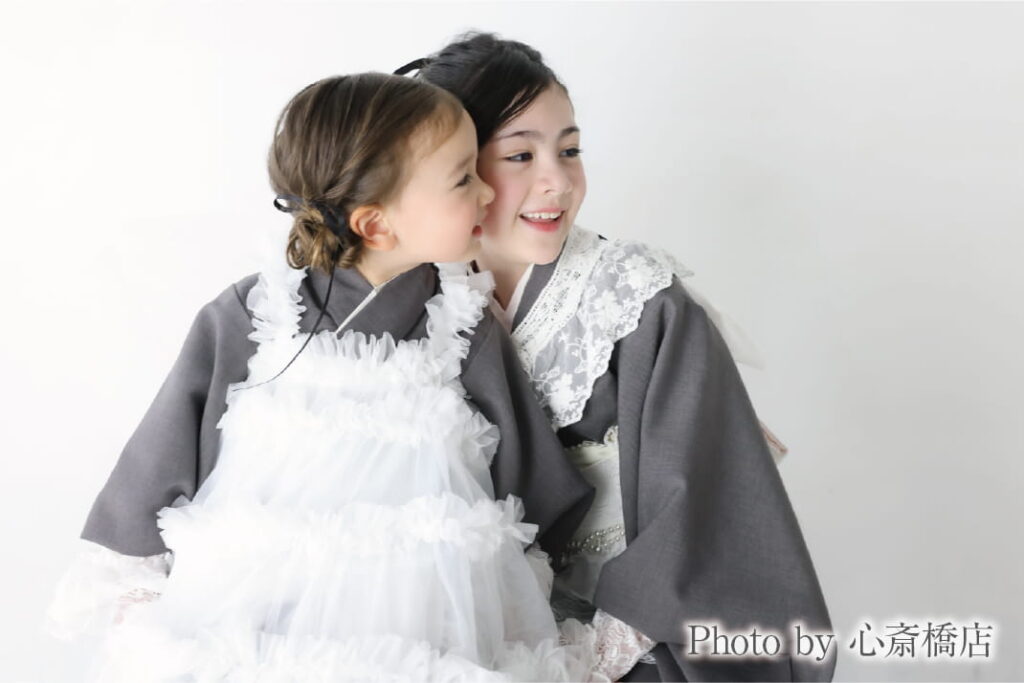 グレーの着物に白いフリルとレースを合わせた女の子2人が寄り添う写真｜心斎橋店で撮影