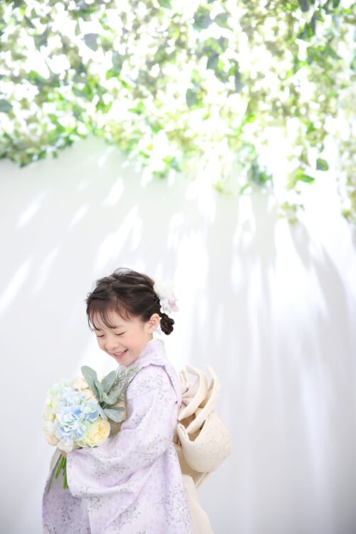 総レースの薄紫の着物を着用した5歳の女の子の七五三記念撮影。ららぽーと安城のフォトスタジオで撮影した七五三フォト。愛知県安城市大東町9番30号 ららぽーと安城 1F