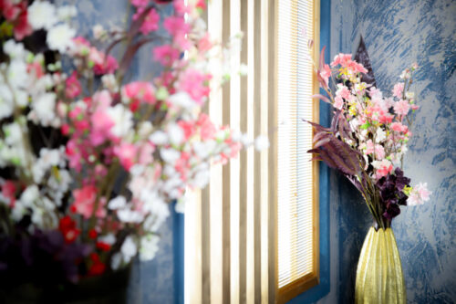 イオンモール堺鉄砲町店の店内に飾られた桜モチーフの花装飾