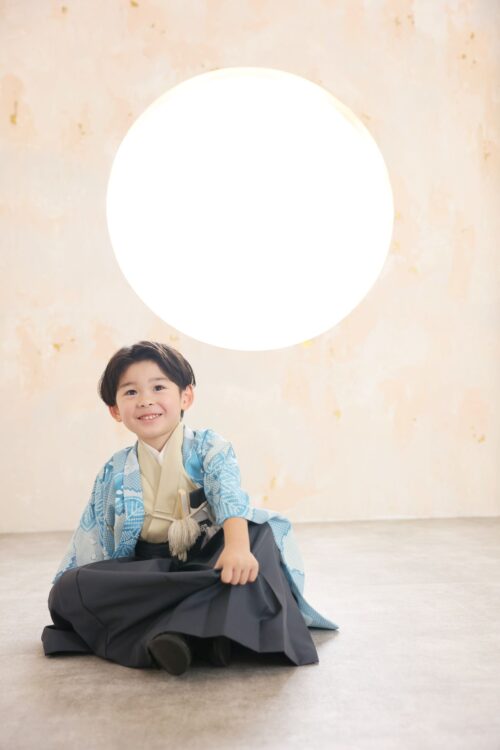 着物、羽織袴を着た5歳の男の子。ららぽーと湘南平塚での七五三のスタジオ撮影。