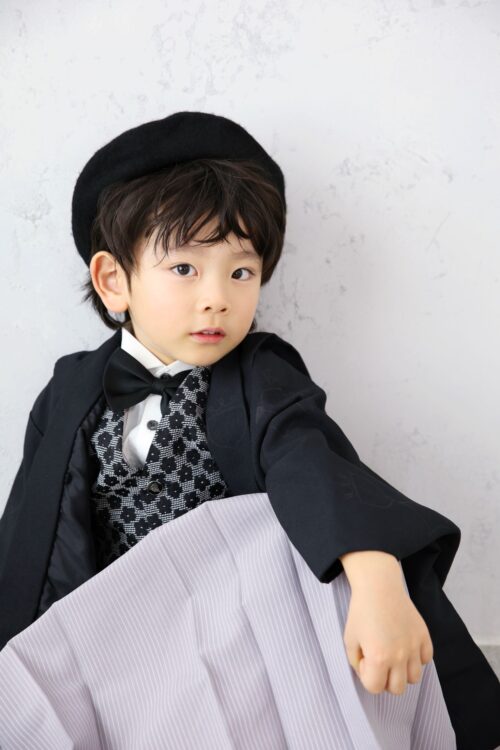 着物を着た5歳の男の子。イオン相模原での七五三のスタジオ撮影。