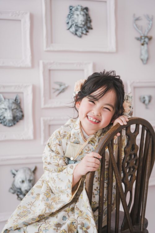 着物を着た７歳の女の子。ららぽーと湘南平塚での七五三のスタジオ撮影。